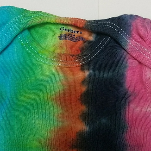 Gerber onesie 3 to 6 months tie dye - Picture 2 of 3